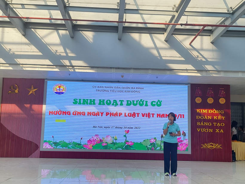 A person standing in front of a large screen

Description automatically generated with medium confidence