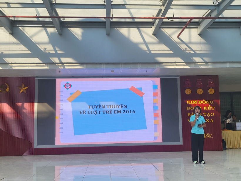 A person standing next to a large screen

Description automatically generated with low confidence