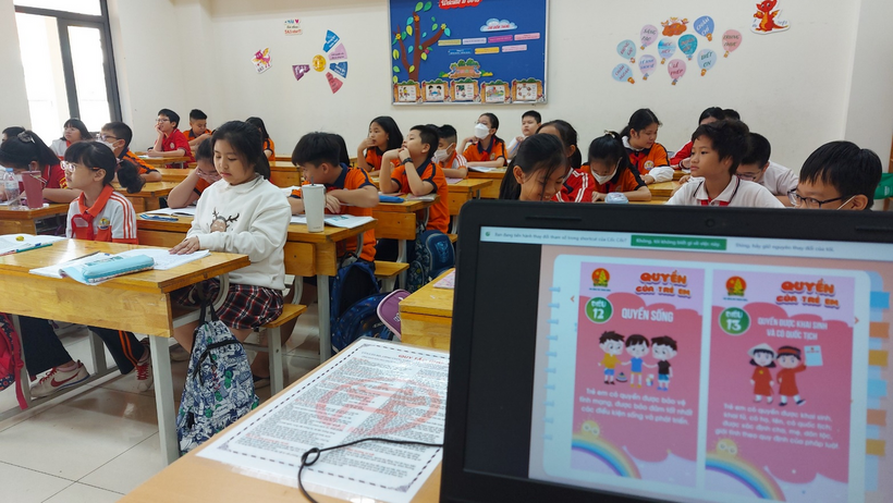 A group of children in a classroom

Description automatically generated with medium confidence