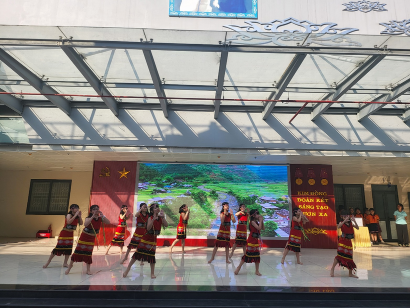 A group of people in a room

Description automatically generated with low confidence