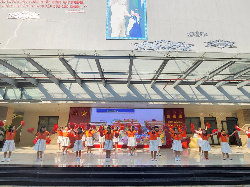 A group of people performing on stage

Description automatically generated with medium confidence