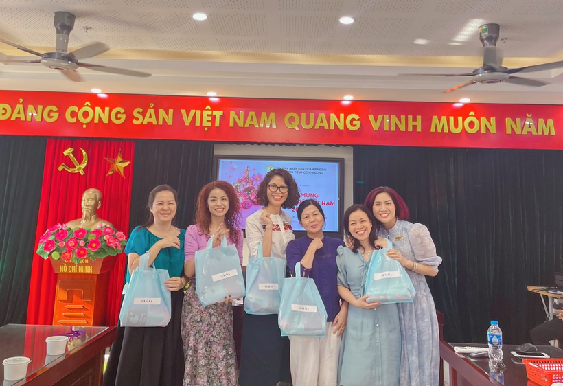 A group of women posing for a photo

Description automatically generated with medium confidence