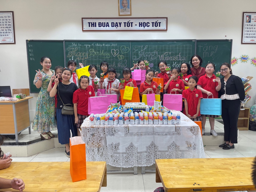 A group of people posing for a photo

Description automatically generated with medium confidence