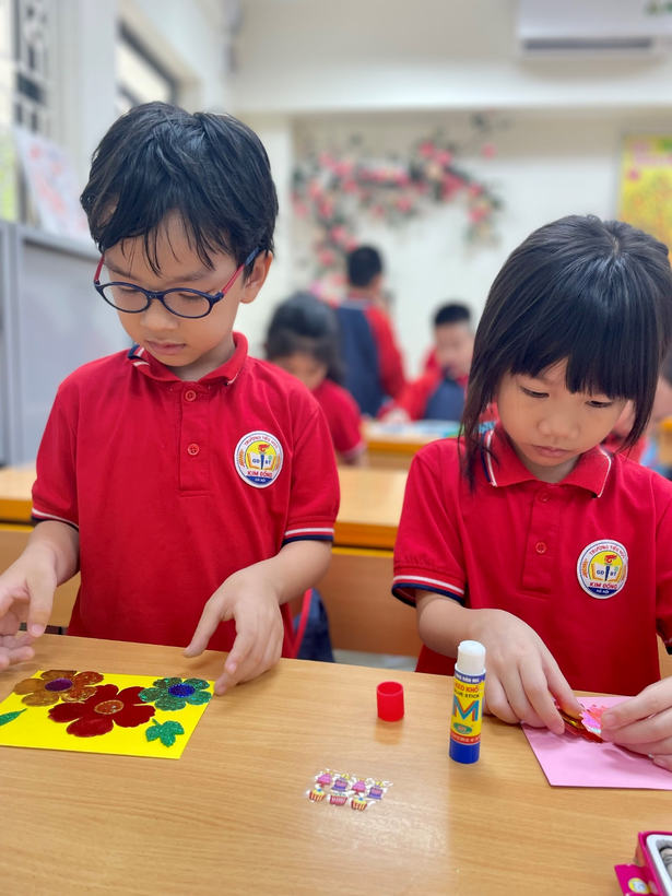 A picture containing table, person, indoor, child

Description automatically generated