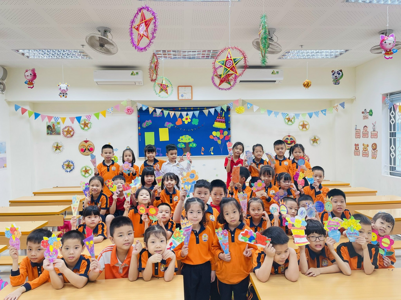 A group of children in a classroom

Description automatically generated with medium confidence