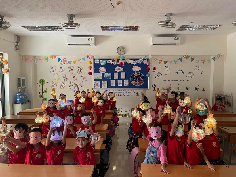 A group of children in a room

Description automatically generated with low confidence