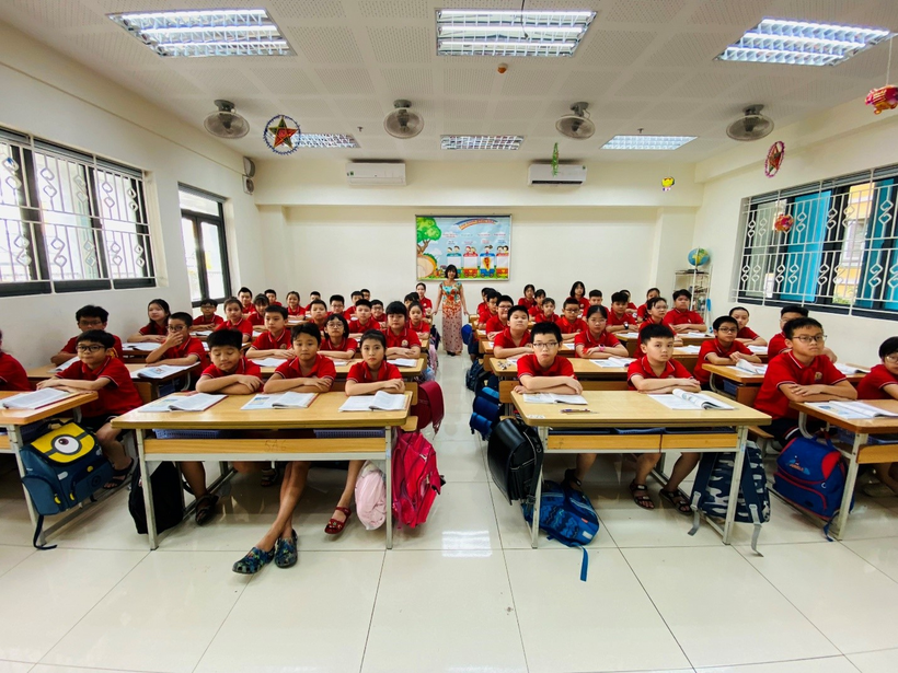 A group of children in a classroom

Description automatically generated with medium confidence