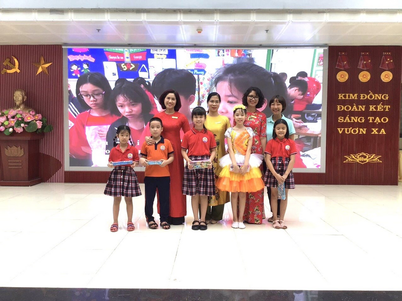A group of children posing for a photo

Description automatically generated with medium confidence