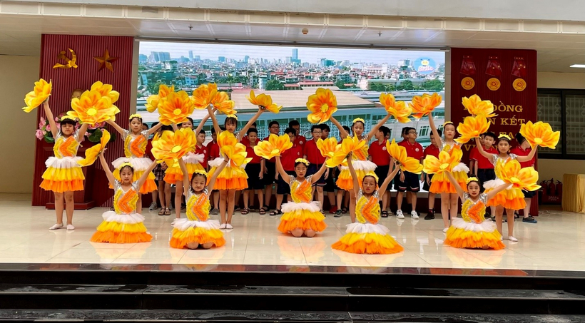 A picture containing indoor, counter, several

Description automatically generated