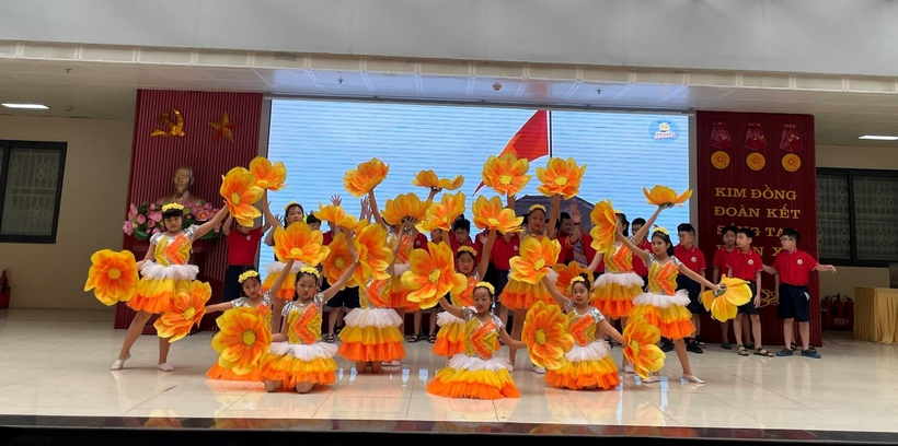 A picture containing indoor, counter, table, dining table

Description automatically generated