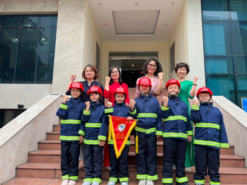 A picture containing person, group, posing

Description automatically generated