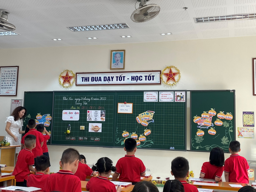 A picture containing text, indoor, person, people

Description automatically generated