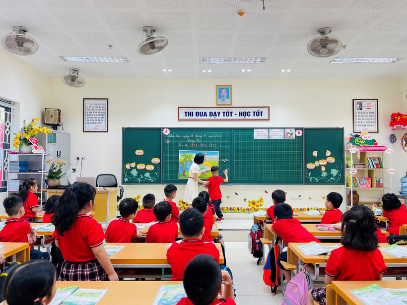 A picture containing text, indoor, person, ceiling

Description automatically generated