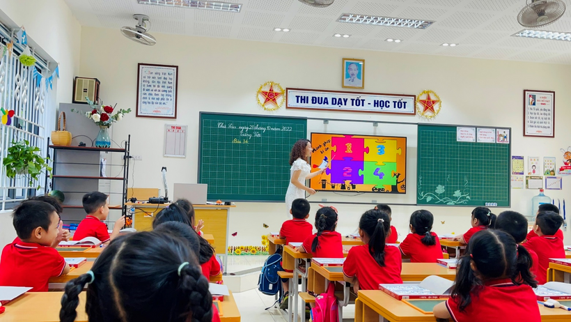 A group of children in a classroom

Description automatically generated with medium confidence