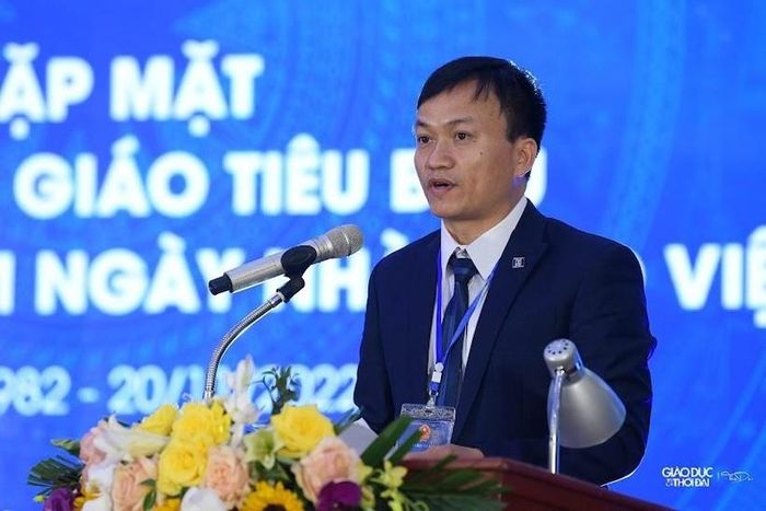 Thầy Nguyễn Mạnh Hùng - Phó Hiệu trưởng trường THPT Chuyên Hoàng Văn Thụ (Hòa Bình) - chia sẻ tại buổi gặp mặt.