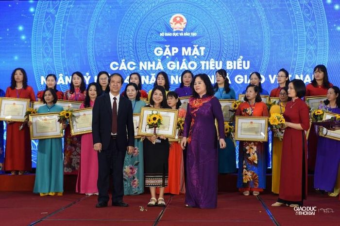 Bộ trưởng Nguyễn Kim Sơn, Thứ trưởng Ngô Thị Minh trao Bằng khen cho các nhà giáo tiêu biểu.