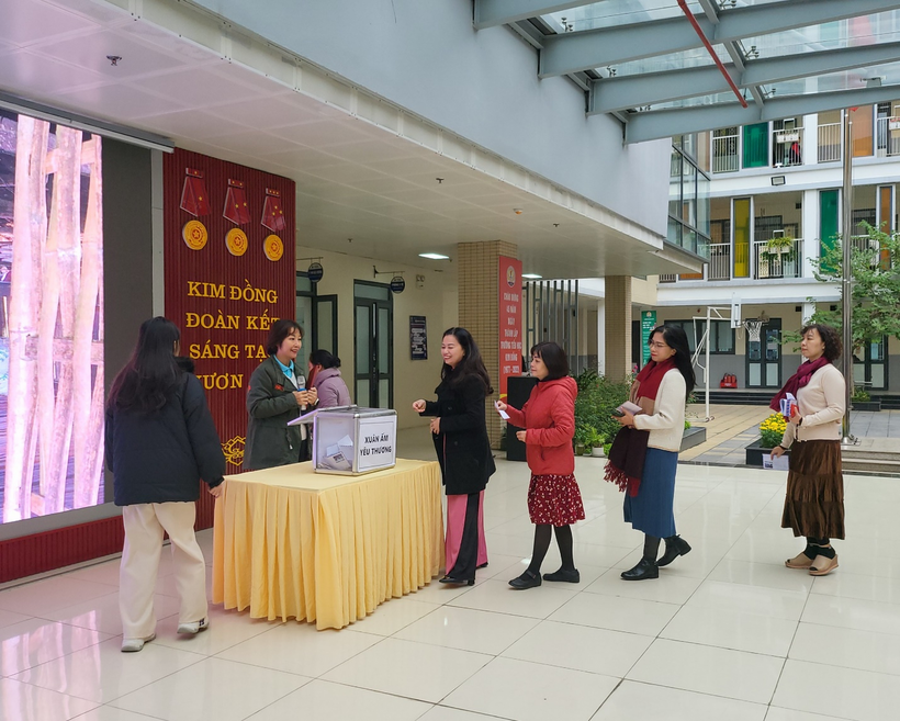 A picture containing text, building, ceiling

Description automatically generated