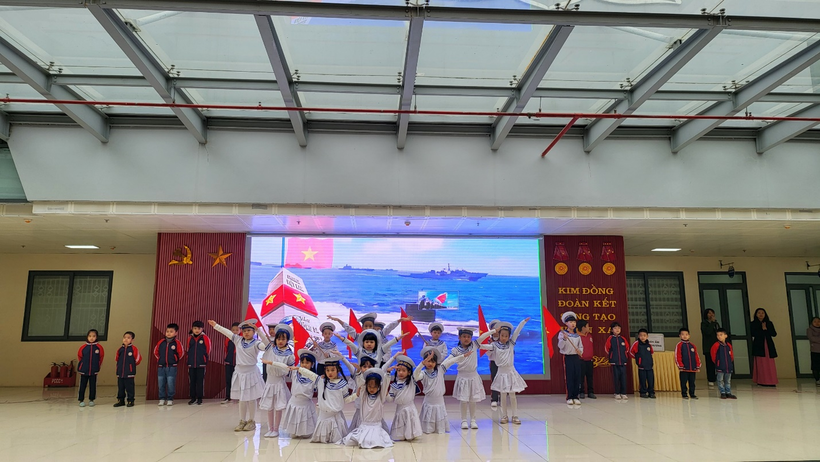 A group of people in clothing posing for a photo

Description automatically generated with low confidence