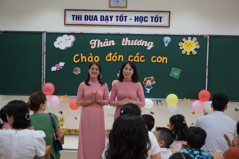 A picture containing text, person, indoor, people
Description automatically generated