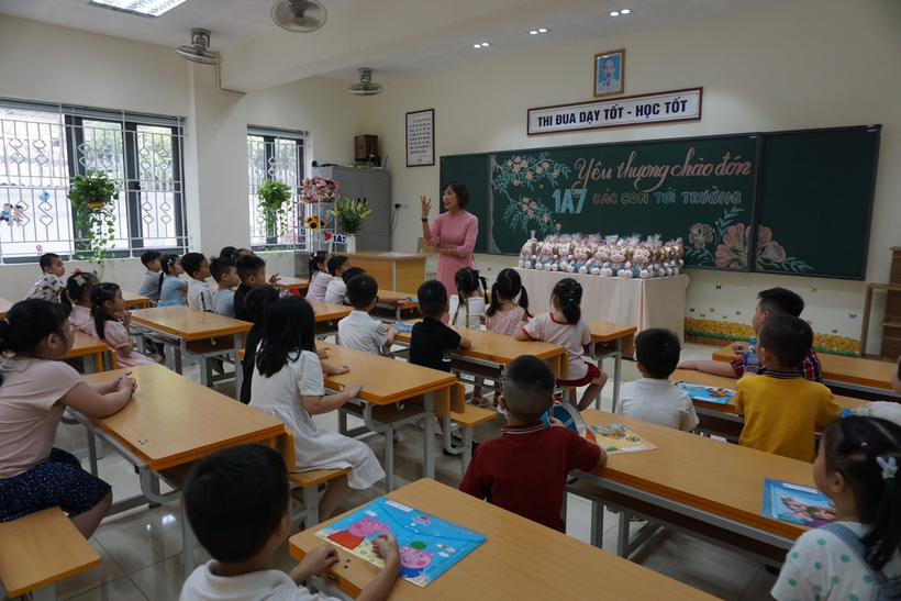 A picture containing text, indoor, table, ceiling
Description automatically generated