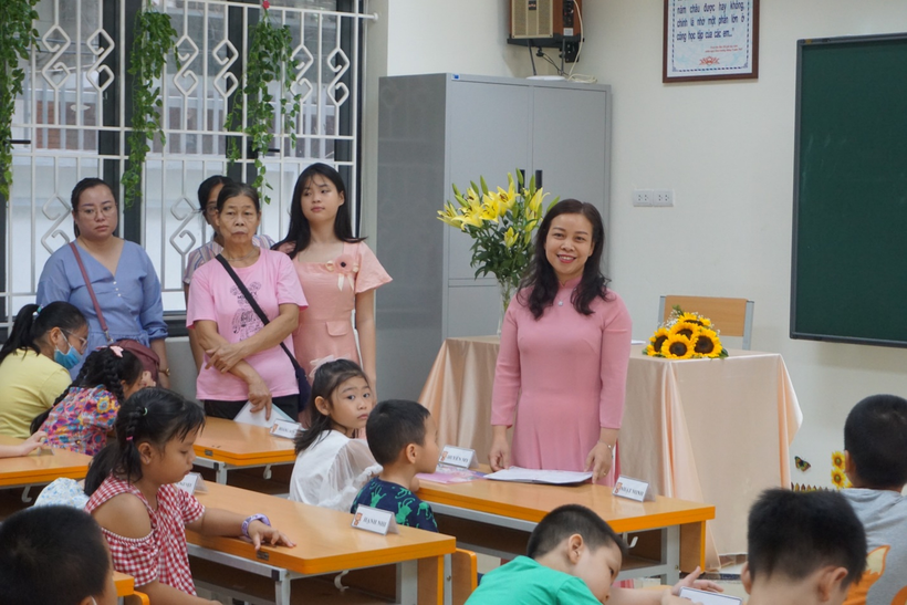 A group of people in a classroom
Description automatically generated with medium confidence