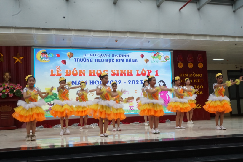 A group of girls performing on stage
Description automatically generated with low confidence