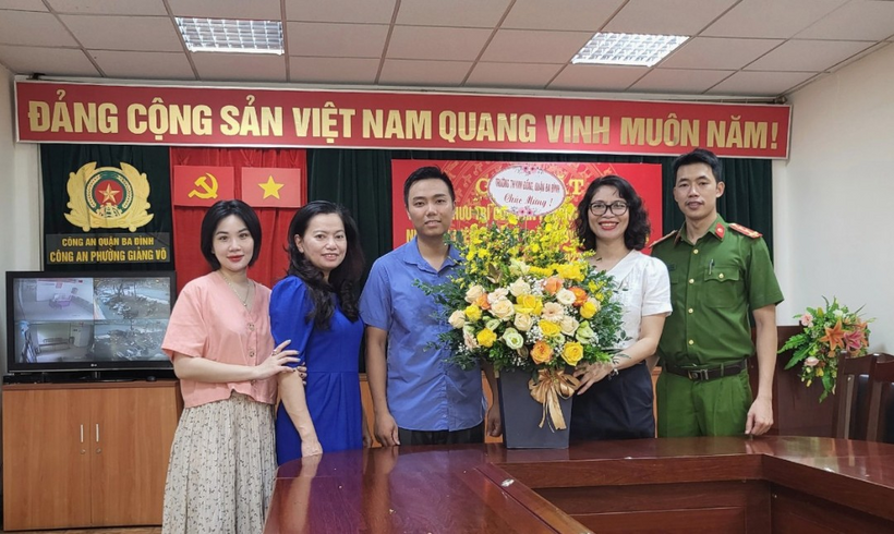 A group of people posing for a photoDescription automatically generated with medium confidence