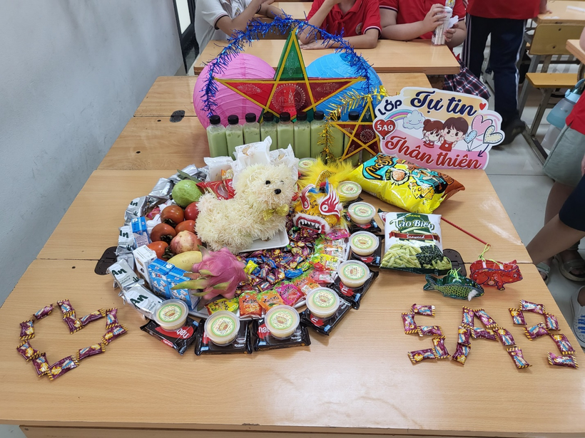 A picture containing table, indoor, decorated

Description automatically generated