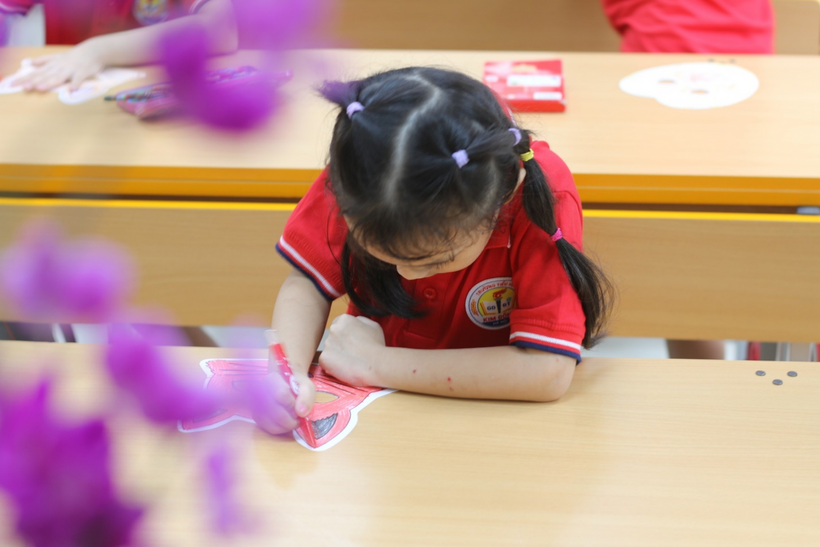 A picture containing indoor, table, desk

Description automatically generated