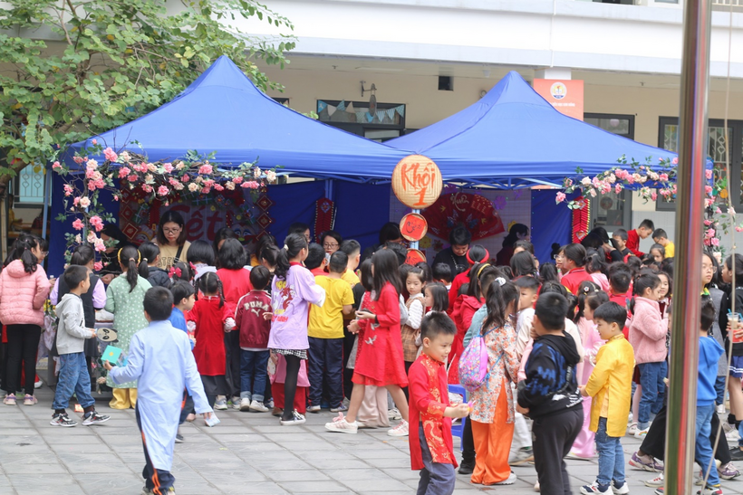 A picture containing person, outdoor, people, crowd

Description automatically generated