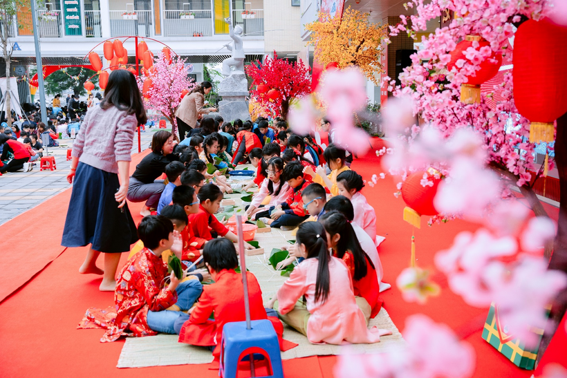 A picture containing crowd

Description automatically generated