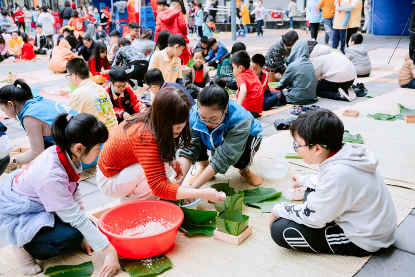 A picture containing person, people, crowd

Description automatically generated