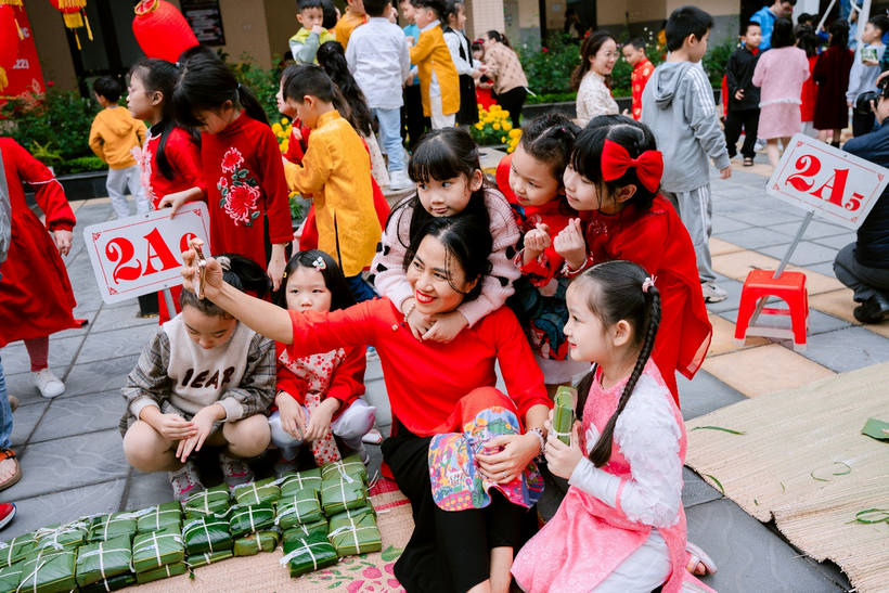 A picture containing person, outdoor, sport, crowd

Description automatically generated