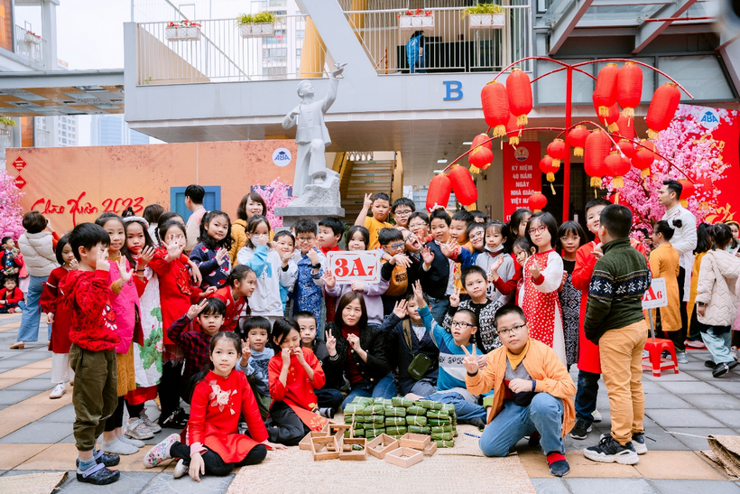 A group of people posing for a photo

Description automatically generated with low confidence