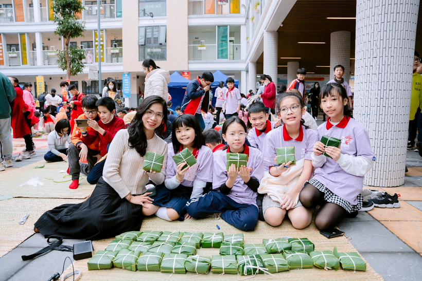 A group of people sitting on the ground posing for the camera

Description automatically generated with low confidence