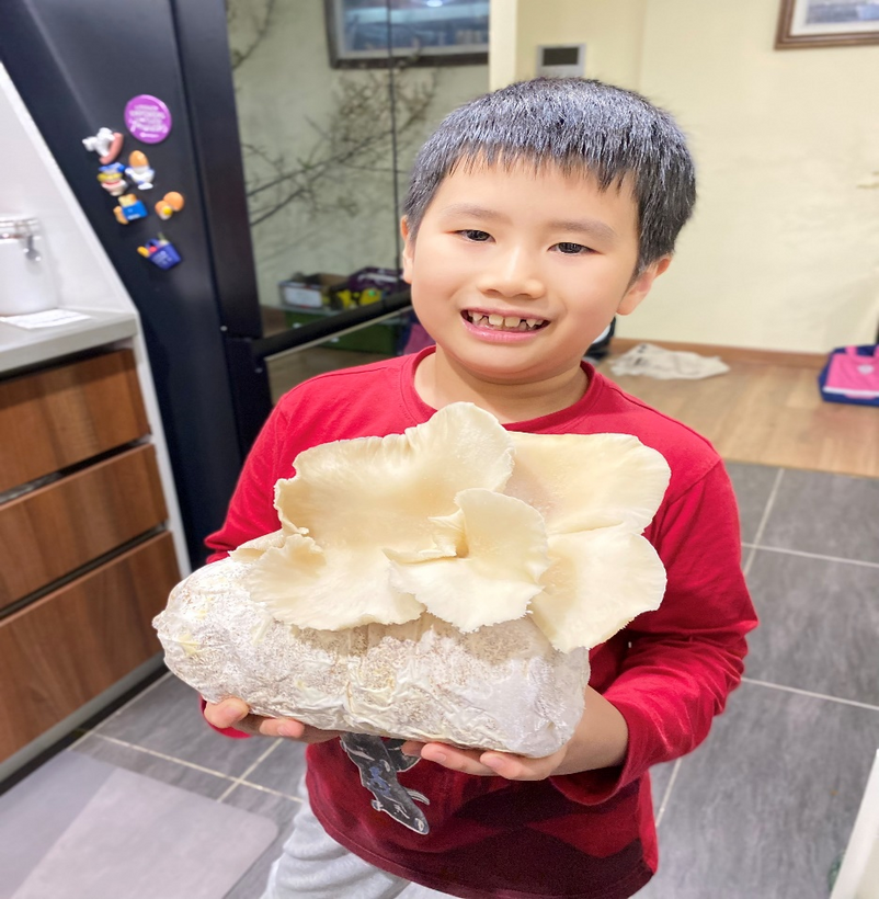 A picture containing person, indoor

Description automatically generated