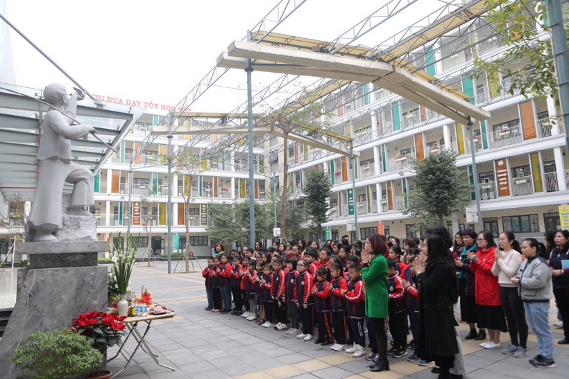 A picture containing building, outdoor, person, people

Description automatically generated