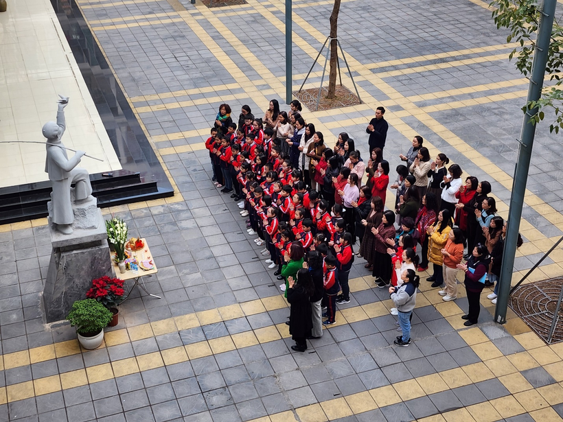 A picture containing outdoor, ground, sidewalk, way

Description automatically generated