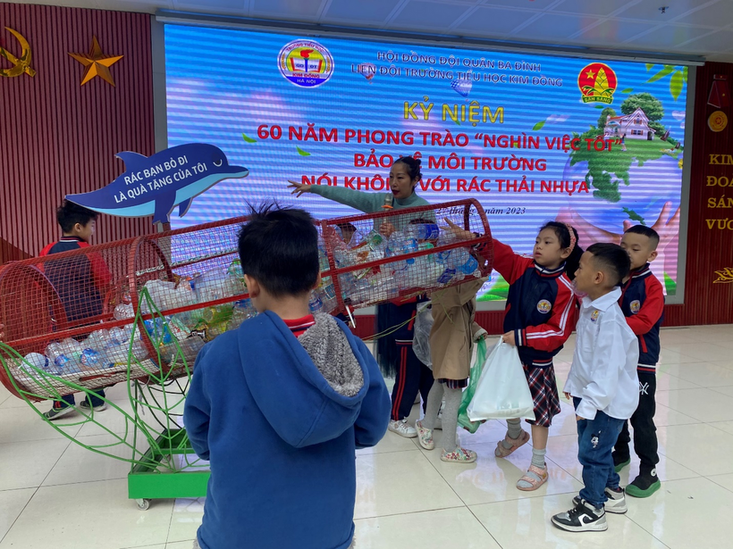 A group of children dancing

Description automatically generated with low confidence