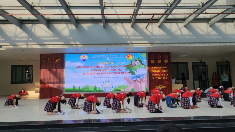 A picture containing text, ceiling, indoor

Description automatically generated