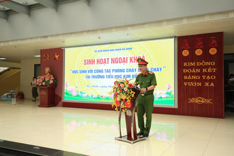 Ph&oacute; trưởng C&ocirc;ng an quận Ba Đ&igrave;nh,&nbsp;Thiếu t&aacute; Nguyễn Đức Thắng ph&aacute;t biểu tại buổi sinh hoạt ngoại kh&oacute;a.