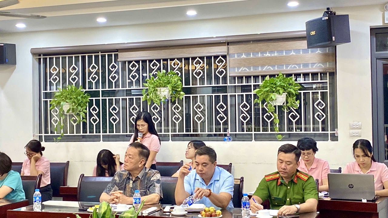 A group of people sitting at a table

Description automatically generated