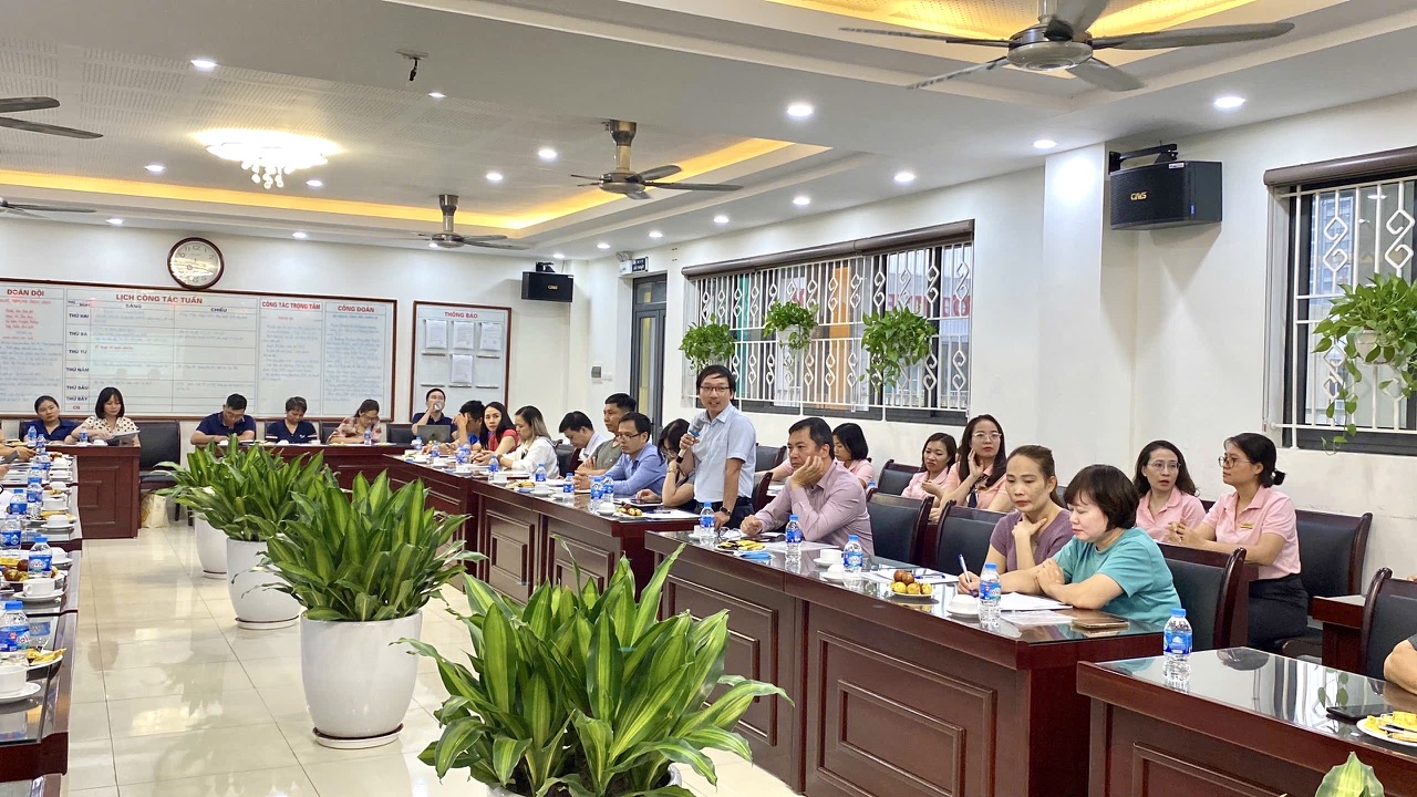 A group of people sitting in a room

Description automatically generated