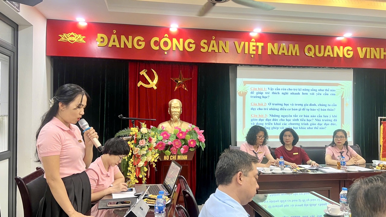 A group of people in a room

Description automatically generated