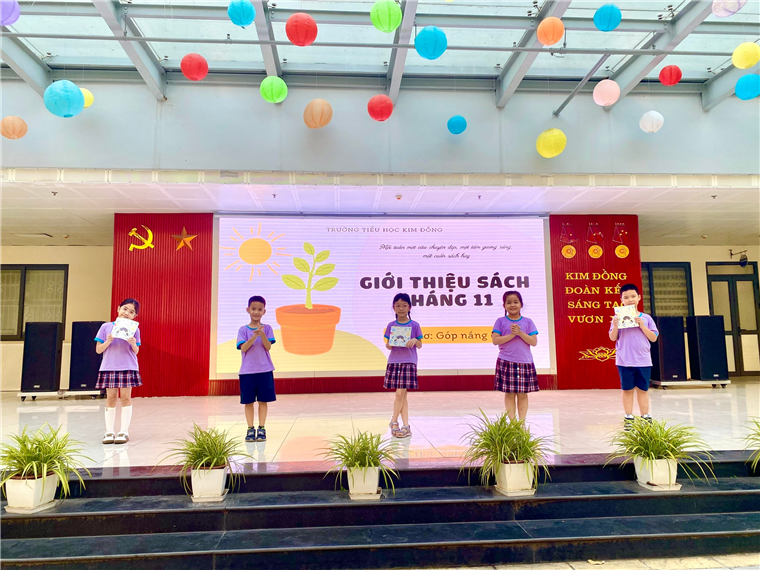 A group of children on a stage

Description automatically generated