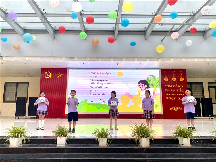 A group of children on a stage

Description automatically generated