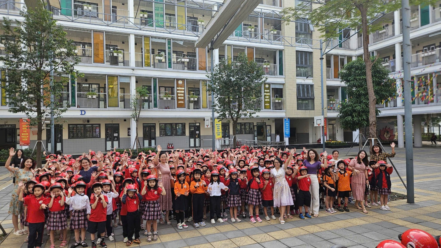 A group of children in front of a building

Description automatically generated