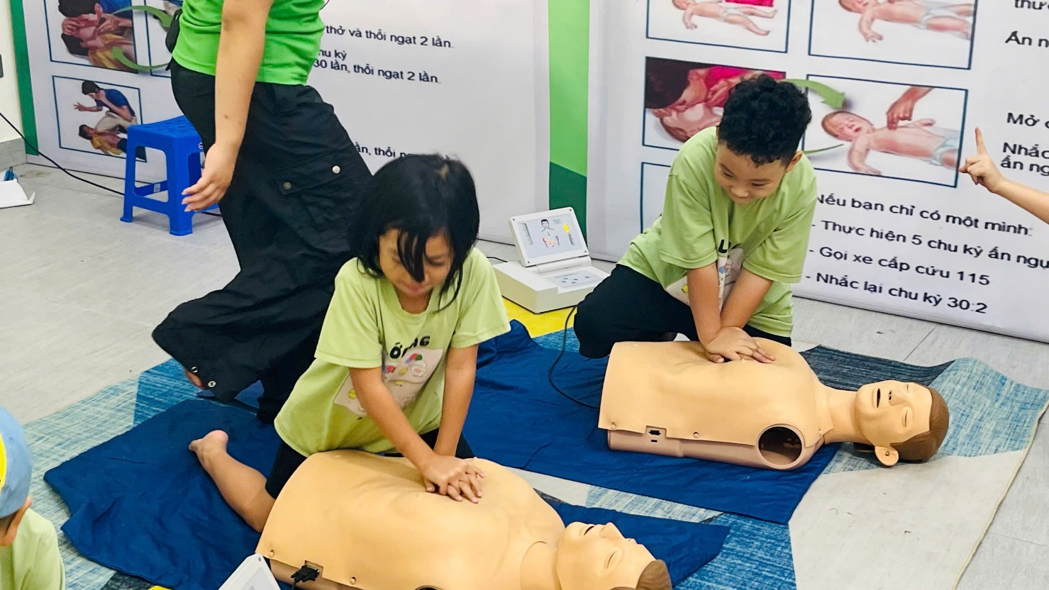 A group of children practicing cpr
Description automatically generated