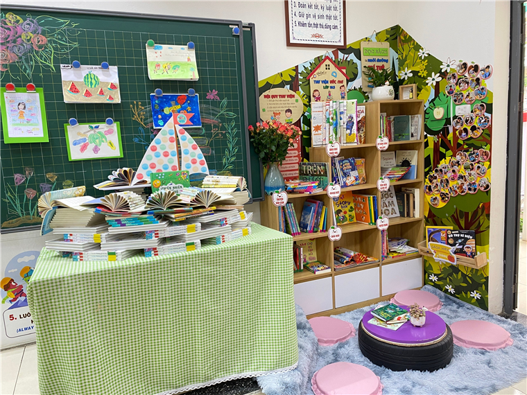 A room with a green board and bookshelvesDescription automatically generated