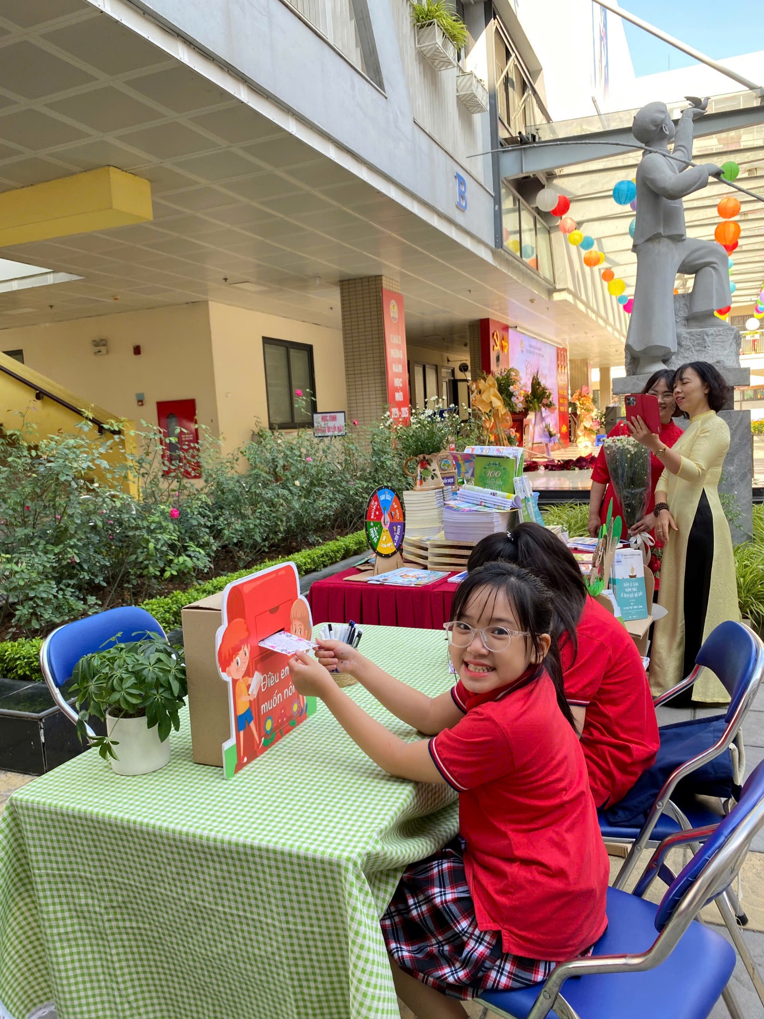 A group of people sitting at a tableDescription automatically generated